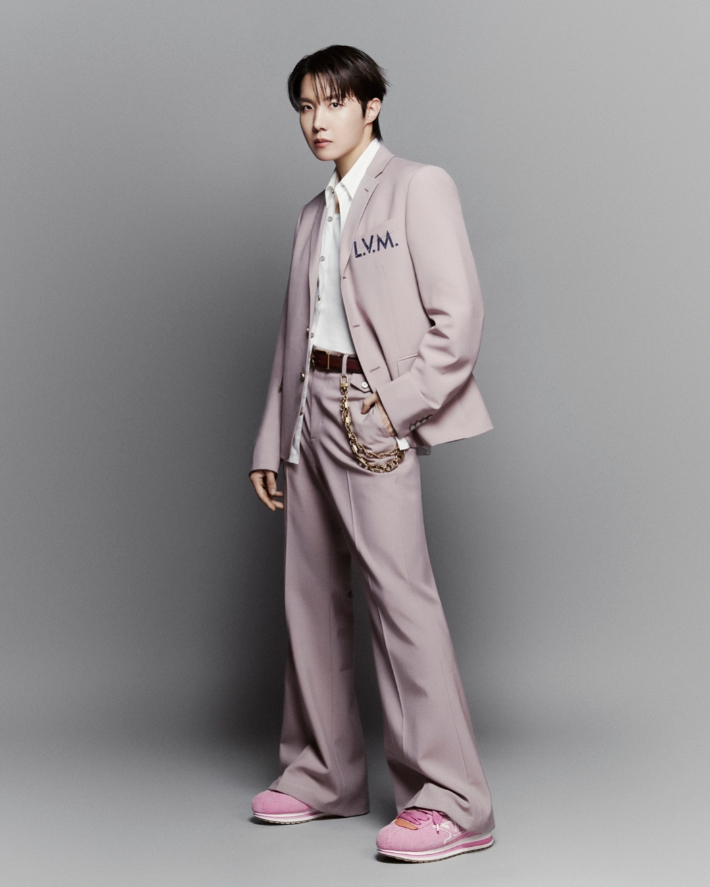 루이 비통 하우스 앰버서더인 BTS 제이홉과 협업한 새로운 'LV 버터소프트 스니커즈'. 루이 비통 제공