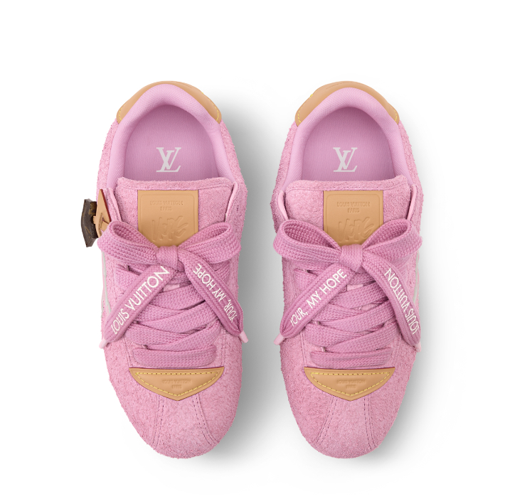 바깥쪽 가죽 패치에는 캡슐 컬렉션의 전용 로고마크가 엠보싱 돼 있으며, "Louis Vuitton Paris" 스탬프와 제이홉의 사인을 함께 새겼다. 루이 비통 제공