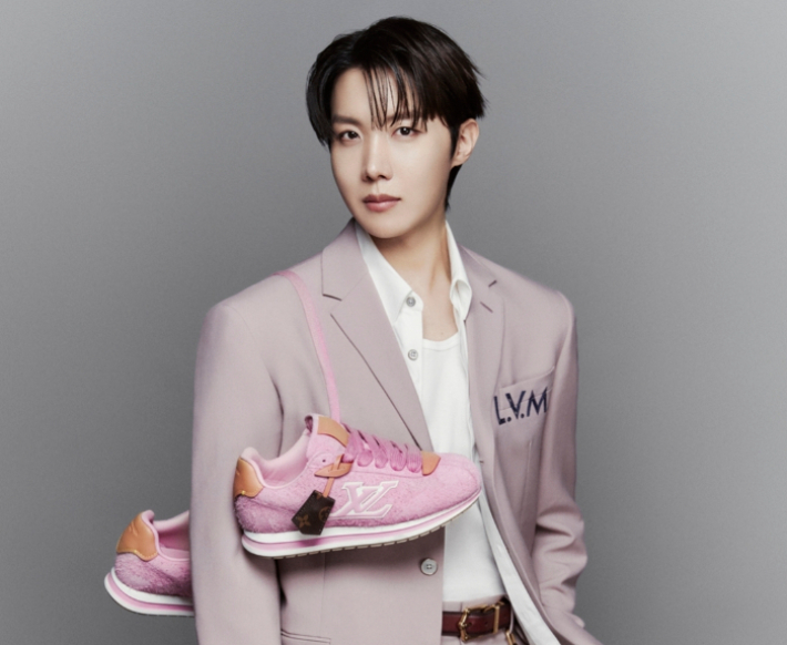 루이 비통 하우스 앰버서더인 BTS 제이홉과 협업한 새로운 'LV 버터소프트 스니커즈'. 루이 비통 제공