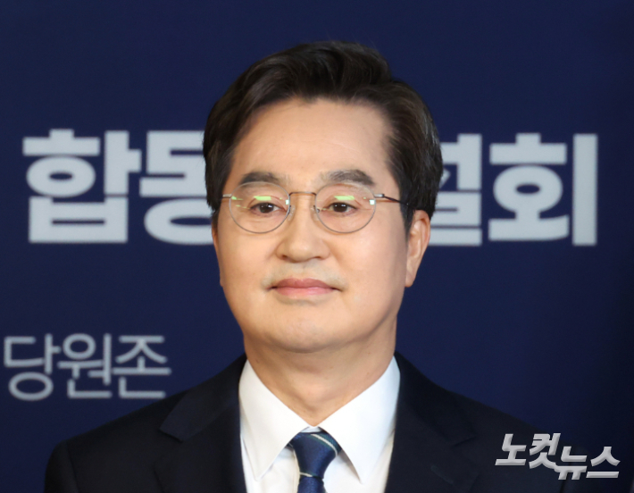 더불어민주당 경기도지사 예비경선 합동연설회가 지난 15일 오후 서울 영등포구 더불어민주당 당사에서 열려 김동연 경기도지사가 기념사진을 찍고 있다. 윤창원 기자