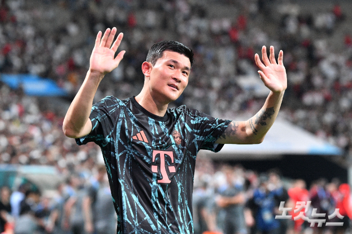 2024년 8월 3일 서울 마포구 서울월드컵경기장에서 열린 2024 쿠팡플레이 시리즈 바이에른 뮌헨과 토트넘 홋스퍼의 경기가 끝난 후 김민재가 팬들에게 인사를 하고 있다. 류영주 기자