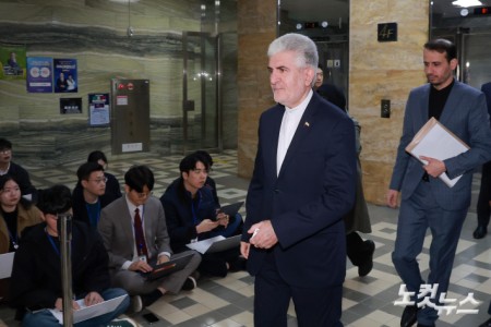 사이드 쿠제치 주한이란대사가 25일 국회에서 외교통일위원장인 국민의힘 김석기 의원과 면담하기 위해 외통위 소회의실로 향하고 있다.