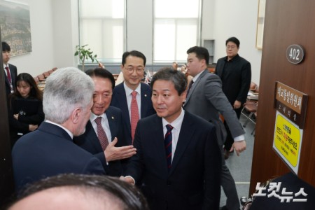 사이드 쿠제치 주한이란대사가 25일 국회에서 외교통일위원장인 국민의힘 김석기 의원, 여야 간사인 더불어민주당 김영배 의원·국민의힘 김건 의원과 인사하고 있다.