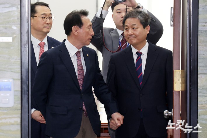 손 꼭 붙잡은 與·野