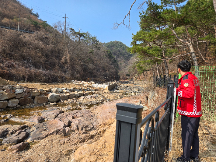 산림 계곡 불법 시설물 점검. 경남도청 제공