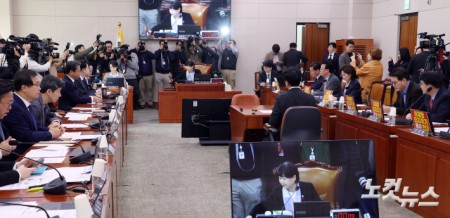 25일 서울 여의도 국회에서 열린 윤석열정권 정치검찰 조작기소 의혹 사건 진상규명 국정조사 특별위원회 전체회의에서 서영교 위원장이 의사봉을 두드리고 있다.