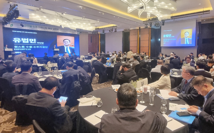 재정경제부 원스톱 수출·수주지원단 유법민 부단장이 25일 서울 영등포구 콘래드호텔에서 열린 '글로벌 수주 지원사업 통합 설명회'에서 인사말을 하고 있다. 재정경제부 제공