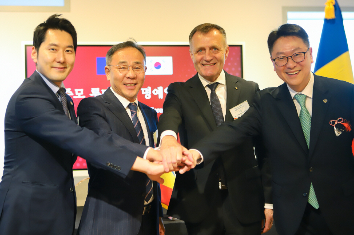 체자르 대사(왼쪽 세번째)와 강준모 SVU 총장(왼쪽 네번째) 등 관계자들이 기념촬영을 하고 있다. 호서대 제공