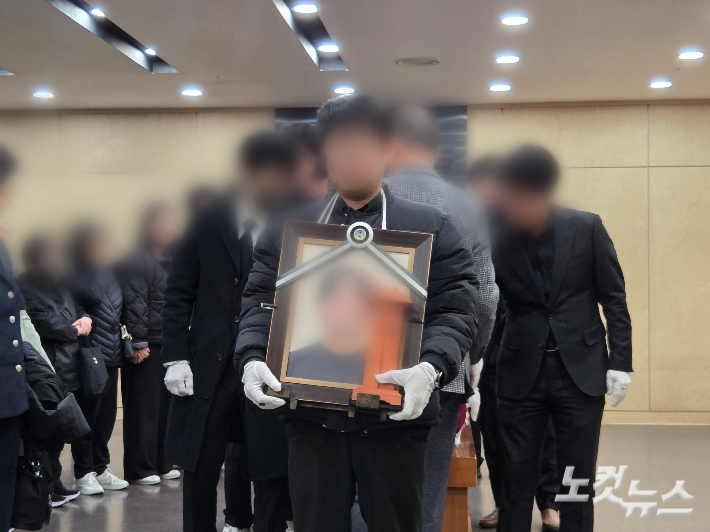 대전 안전공업 화재로 숨진 고(故) 김모씨 영정 사진 뒤로 유가족들이 운구차로 향하며 눈물을 흘리고 있다. 박우경 기자