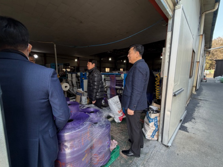 순천시 관계자가 종량제 봉투 원료 수급상황을 점검하고 있다. 순천시 제공 