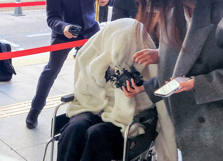 약에 취한 상태로 외제 SUV 차량을 몰고 반포대교를 달리다 한강 둔치로 추락한 운전자 A씨. 연합뉴스