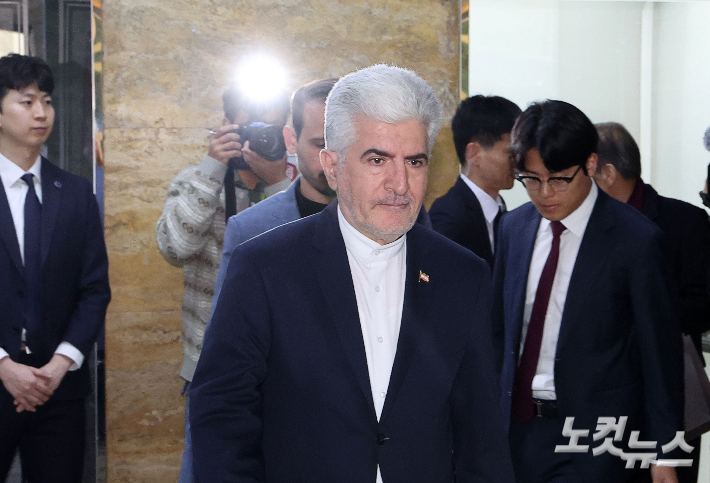 사이드 쿠제치 주한 이란 대사가 25일 오전 서울 여의도 국회에서 김석기 외교통일위원장 및 여야 간사들과 면담을 위해 이동하고 있다. 윤창원 기자