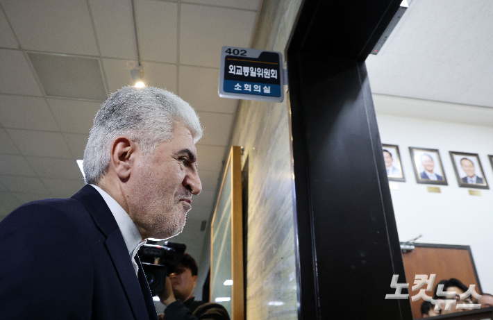 사이드 쿠제치 주한 이란 대사가 25일 오전 서울 여의도 국회에서 김석기 외교통일위원장 및 여야 간사들과 면담을 위해 이동하고 있다. 윤창원 기자