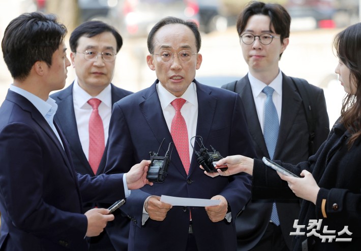 12.3 비상계엄 당시 국회 계엄 해제 표결을 방해한 혐의를 받는 추경호 국민의힘 의원이 25일 오후 서울 서초구 서울중앙지방법원에서 열린 1심 1차 공판에 출석하고 있다.