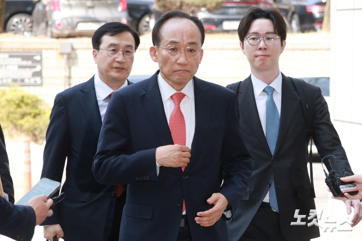 12.3 비상계엄 당시 국회 계엄 해제 표결을 방해한 혐의를 받는 추경호 국민의힘 의원이 25일 오후 서울 서초구 서울중앙지방법원에서 열린 1심 1차 공판에 출석하고 있다.