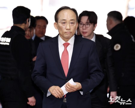 12·3 불법 비상계엄 당시 계엄해제를 방해한 혐의를 받는 추경호 국민의힘 의원이 25일 오후 서울 서초구 서울중앙지방법원에서 열린 내란중요임무종사 첫 공판에 출석하고 있다.