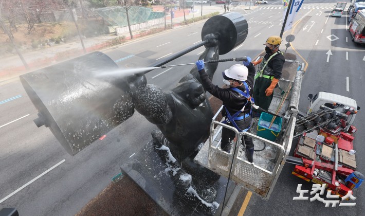 25일 오전 서울 송파구 올림픽로에서 관계자들이 봄을 맞아 올림픽 상징 조형물 세척 작업을 하고있다.