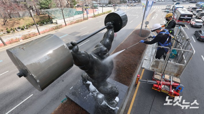 25일 오전 서울 송파구 올림픽로에서 관계자들이 봄을 맞아 올림픽 상징 조형물 세척 작업을 하고있다.