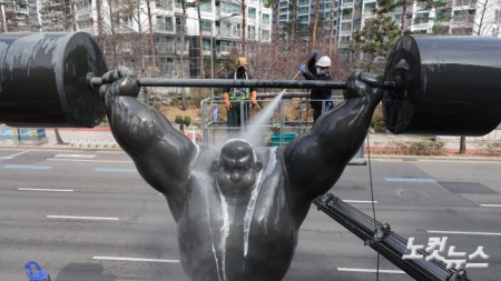 25일 오전 서울 송파구 올림픽로에서 관계자들이 봄을 맞아 올림픽 상징 조형물 세척 작업을 하고있다.