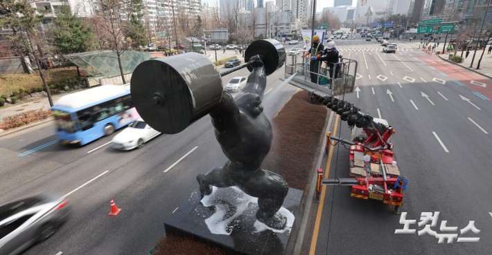 25일 오전 서울 송파구 올림픽로에서 관계자들이 봄을 맞아 올림픽 상징 조형물 세척 작업을 하고있다.