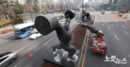 25일 오전 서울 송파구 올림픽로에서 관계자들이 봄을 맞아 올림픽 상징 조형물 세척 작업을 하고있다.