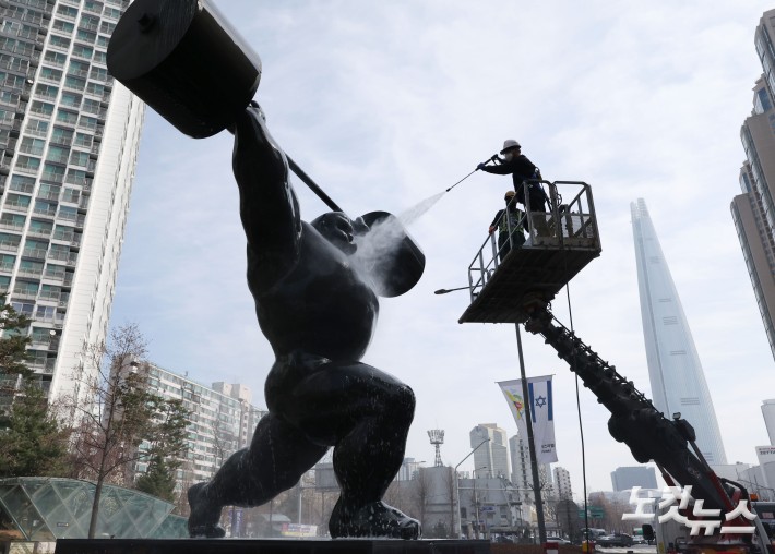 25일 오전 서울 송파구 올림픽로에서 관계자들이 봄을 맞아 올림픽 상징 조형물 세척 작업을 하고있다.