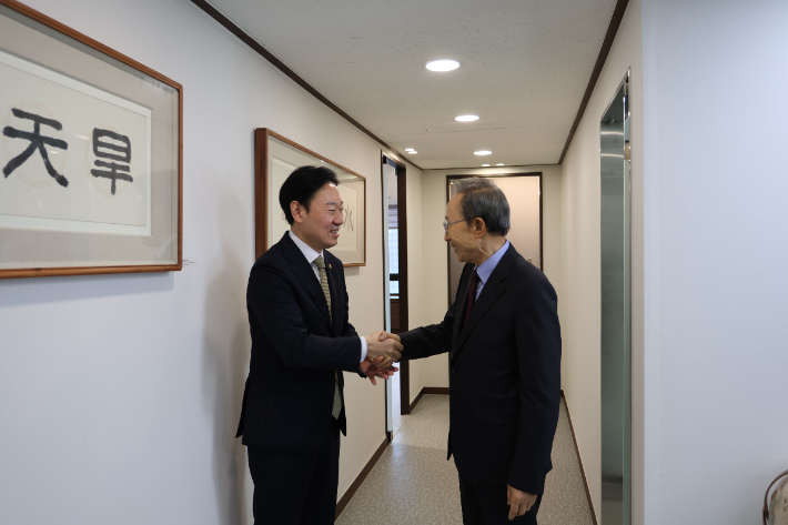 서울시장 선거에 출마한 국민의힘 박수민 의원(초선)이 25일 이명박 전 대통령을 만나 악수하고 있다. 박수민캠프 제공
