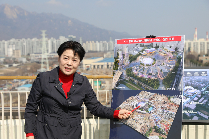 국민의힘 서울시장 예비후보인 윤희숙 전 의원이 25일 서울 노원구청 옥상에서 'K-컬처 넥서스(서울팬덤 코엑스)' 건립 계획을 설명하고 있다. 윤희숙 캠프 제공