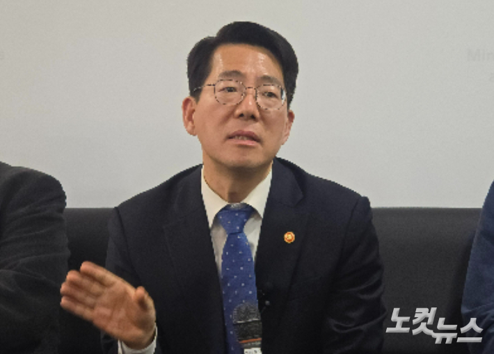 25일 기자단 질문에 답하는 황종우 해양수산부 장관. 송호재 기자