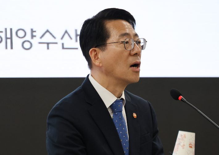 황종우 해양수산부 장관이 25일 해수부 부산청사에서 열린 취임식에서 취임사를 말하고 있다. 연합뉴스