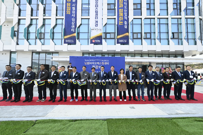 남원시와 남원시바이오산업연구원은 25일 보건복지부와 기업인 등 200여 명이 참석한 가운데 남원바이오테스팅센터 개관식을 열었다. 남원시청 제공