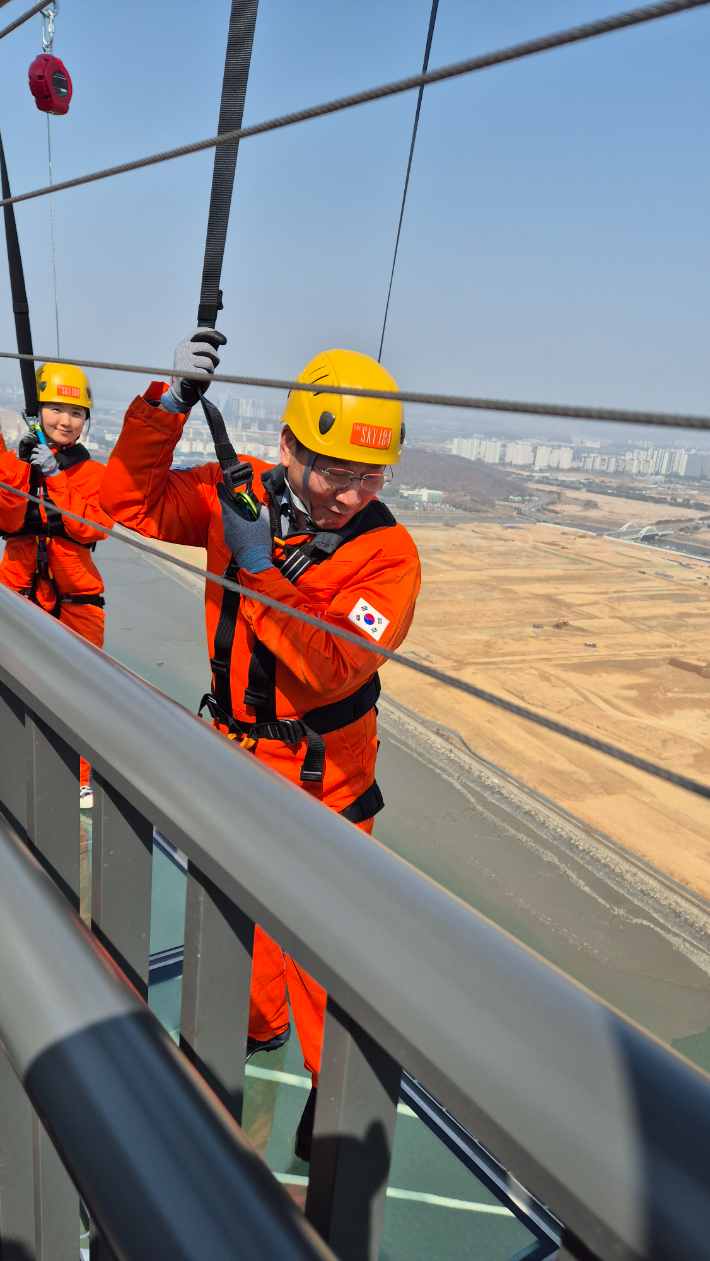 25일 유정복 인천시장이 다음달 개장을 앞둔 청라하늘대교 관광시설 현장을 찾아 안전 대책을 점검했다. 인천시 제공