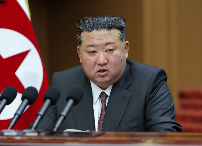  김정은 국무위원장이 시정연설을 하고 있는 모습. 연합뉴스