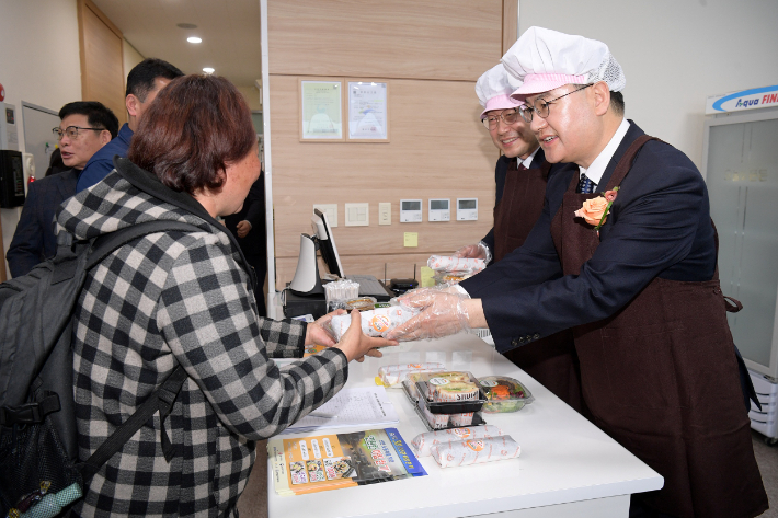 광주광역시는 25일 평동종합비즈니스센터에서 산업단지 노동자 조식 지원사업 '간편한 아침 한끼' 3호점 개소식과 함께 운영에 들어갔다. 광주시 제공