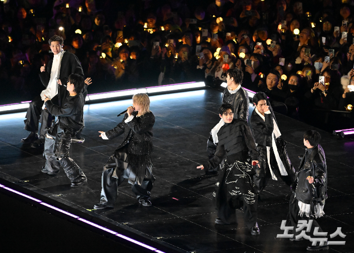 그룹 방탄소년단(BTS)이 21일 서울 광화문 광장에서 공연하고 있다. 사진공동취재단
