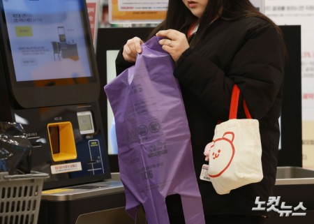 25일 서울 시내 한 대형마트에서 시민들이 쓰레기 종량제봉투를 구매하고 있다.중동 전쟁 여파로 비닐의 핵심 원료 