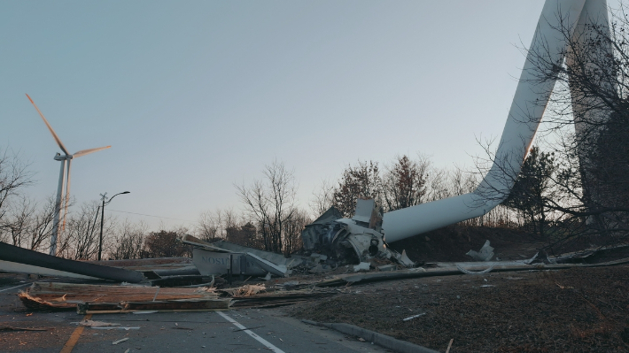 지난 2월 영덕 창포리 풍력발전단지 1기 파손. 경북소방본부 제공
