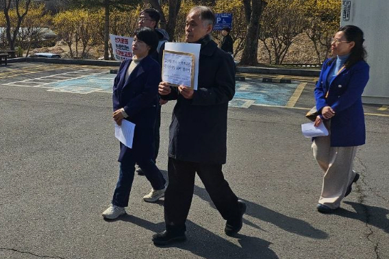 내란세력 사회대개혁 강원비상행동과 강원시민사회단체연대회의, 강원여성연대, 춘천공동행동은 25일 강원특별자치도선거관리위원회 앞에서 기자회견을 열고 김진태 도지사의 도정보고회 중단을 촉구했다. 내란청산·사회대개혁 강원비상행동 제공