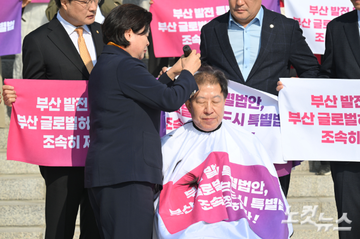 박형준 부산시장이 23일 서울 여의도 국회 본관 앞에서 '부산 글로벌허브도시 조성에 관한 특별법안' 제정을 촉구하며 삭발하고 있다. 윤창원 기자