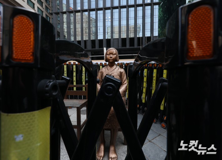 바리게이트 안 평화의 소녀상