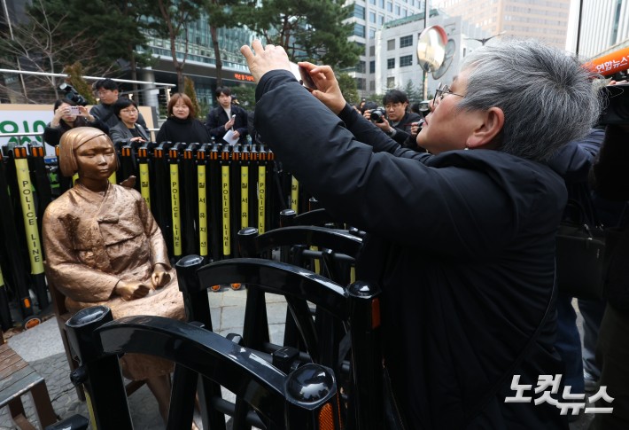 소녀상 상태 확인 나선 김서경 작가