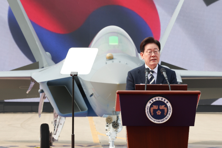 이재명 대통령이 25일 경남 사천 한국항공우주산업(KAI)에서 열린 KF-21 양산 1호기 출고식에서 격려사를 하고 있다. 연합뉴스