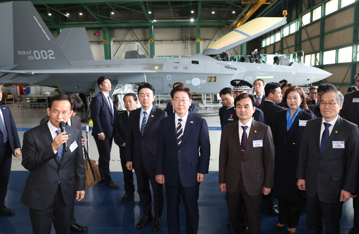 이재명 대통령이 25일 경남 사천 한국항공우주산업(KAI)에서 KF-21 양산 1호기 출고식 후 생산시설을 시찰하고 있다. 연합뉴스