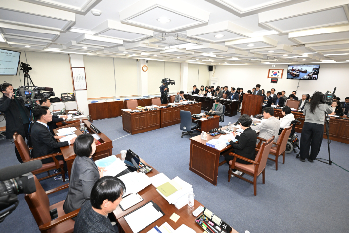 행정자치위원회 모습. 도의회 제공