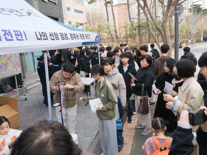 대전 도안교회(양형주 목사)가 지난 15일부터 22일까지 지역 주민들과 교인들을 대상으로 이단 사이비 예방 주간 '브이 위크' 행사를 가졌다. 사진은 브이위크 참가자들이 교회 입구에 마련된 부스에서 신앙점검 체험 프로그램에 참여하고 있다.사진 대전 도안교회  