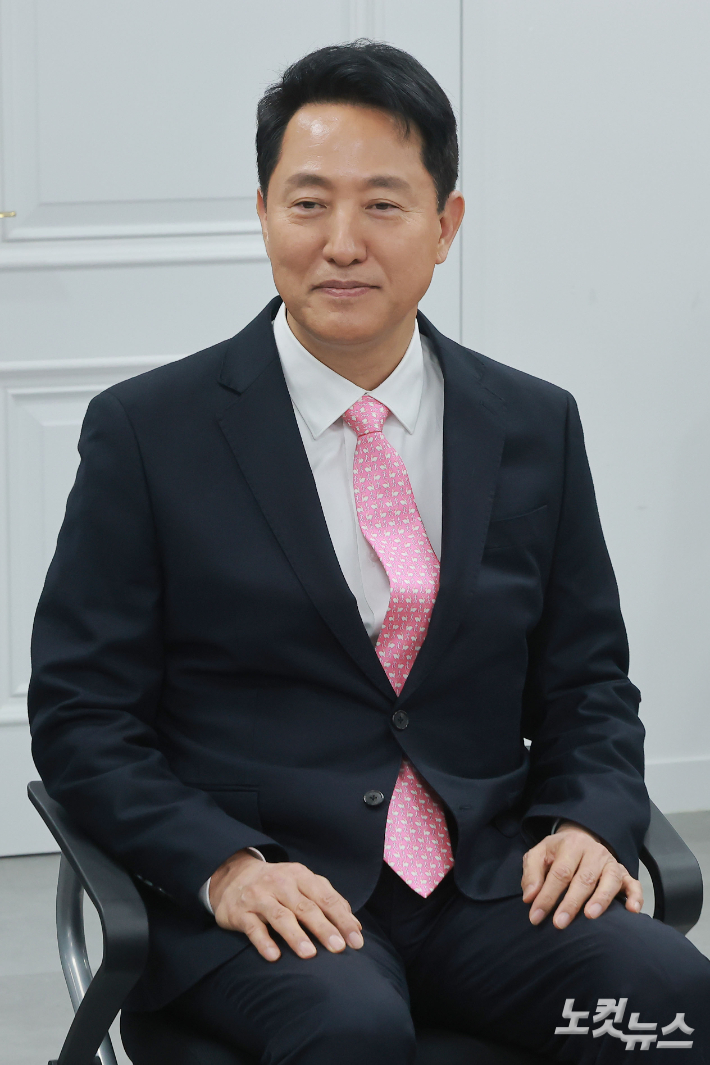 6·3 지방선거 서울시장에 도전하는 오세훈 서울시장이 22일 서울 영등포구 여의도 국민의힘 중앙당사에서 열린 광역단체장 후보 면접에 참석해 시작을 기다리고 있다. 황진환 기자