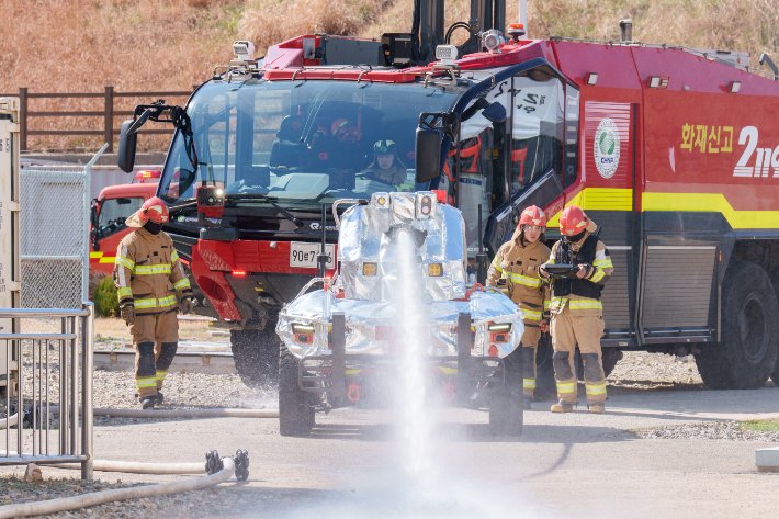 월성원자력본부가 영남119특수구조대와 함께 화재 진압 합동훈련과 소방 훈련을 실시하고 있다. 월성본부 제공