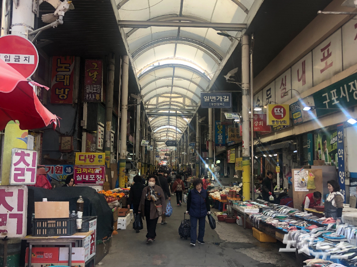 이달 초 한동훈 전 대표가 찾았던 구포시장. 시장에서 만난 많은 유권자들은 북구갑 보궐선거가 열려도 국민의힘이 지역구를 탈환하긴 어려울 것으로 내다봤다. 부산=이은지 기자 