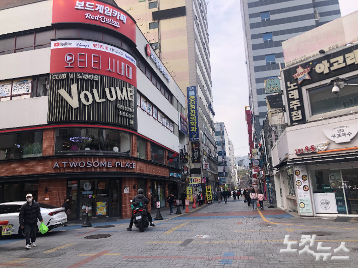 24일 오후 부산 북구 덕천역 인근 '젊음의 거리'. 이곳에서 만난 시민들 중엔 지역구 국회의원 보궐선거가 임박한 상황을 모르는 이들도 있었다. 부산=이은지 기자