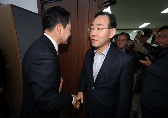 악수하는 장동혁과 주호영      (대구=연합뉴스) 김현태 기자 = 22일 오전 국민의힘 대구시당에서 열린 장동혁 대표와 지역 국회의원의 비공개 연석회의에서 주호영 의원이 장 대표와 악수를 하고 있다. 2026.3.22     mtkht@yna.co.kr (끝)   <저작권자(c) 연합뉴스, 무단 전재-재배포, AI 학습 및 활용 금지> 연합뉴스